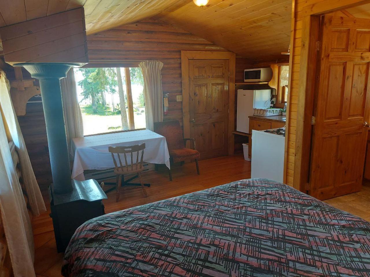 Escott Bay Resort Anahim Lake Esterno foto
